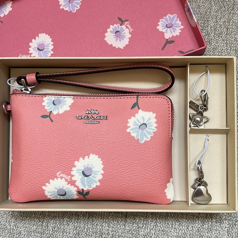 COACH gift box Set Corner Zip Wristlet with Daisy print